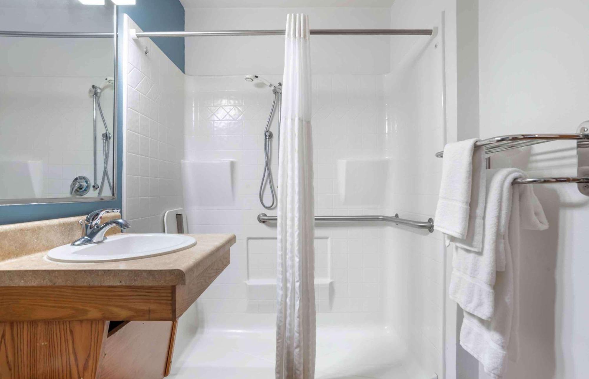 Extended Stay America Select Suites - Cleveland - Airport Екстер'єр фото