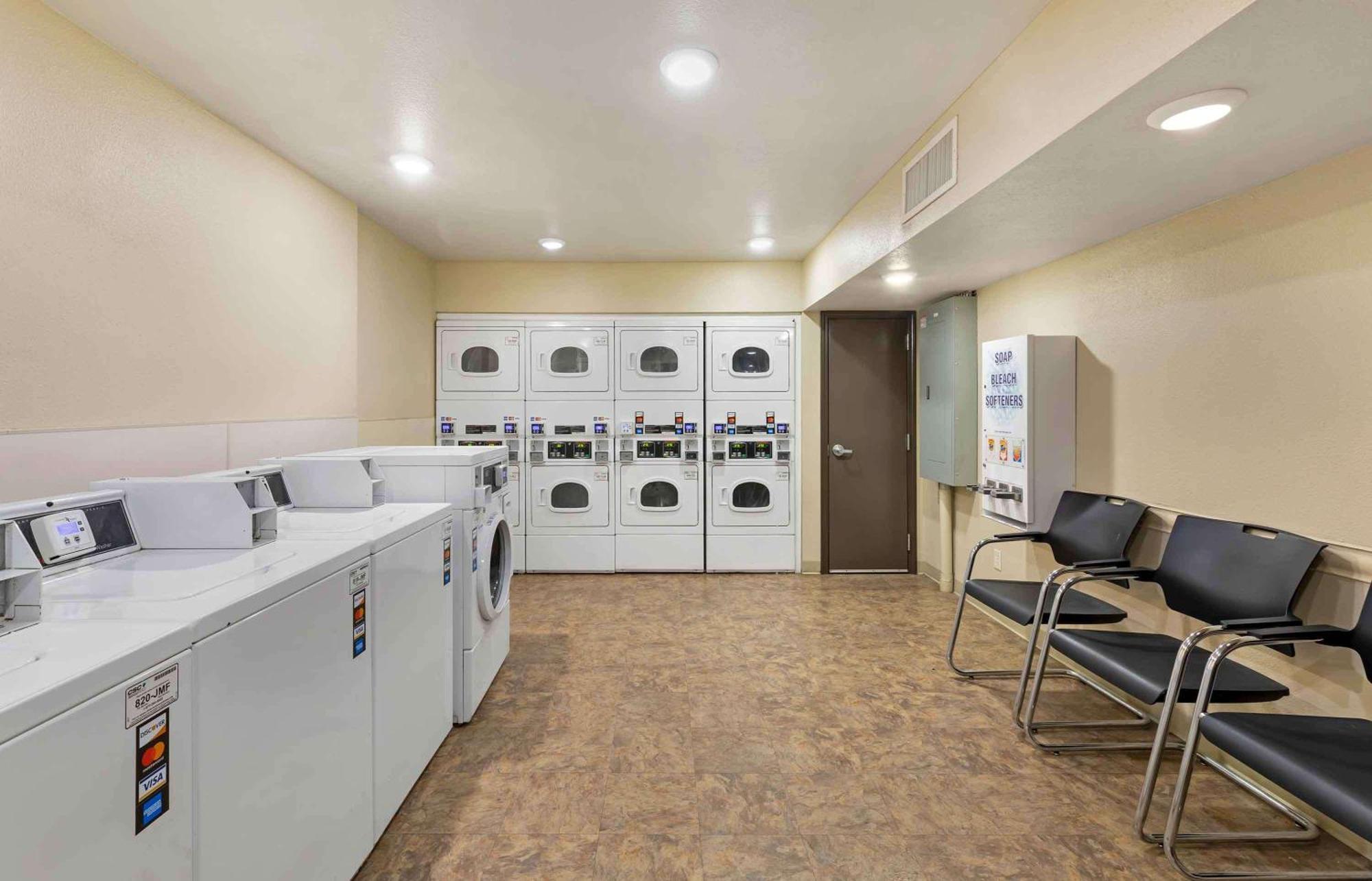 Extended Stay America Select Suites - Cleveland - Airport Екстер'єр фото